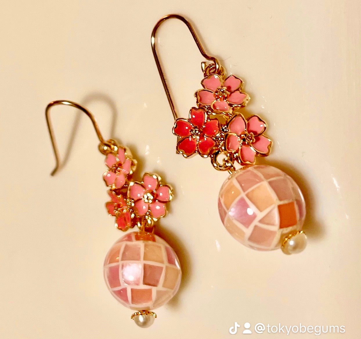 Mosaic shell and metal flower earrings モザイクシェルとメタルフラワーイヤリング TokyoBegums