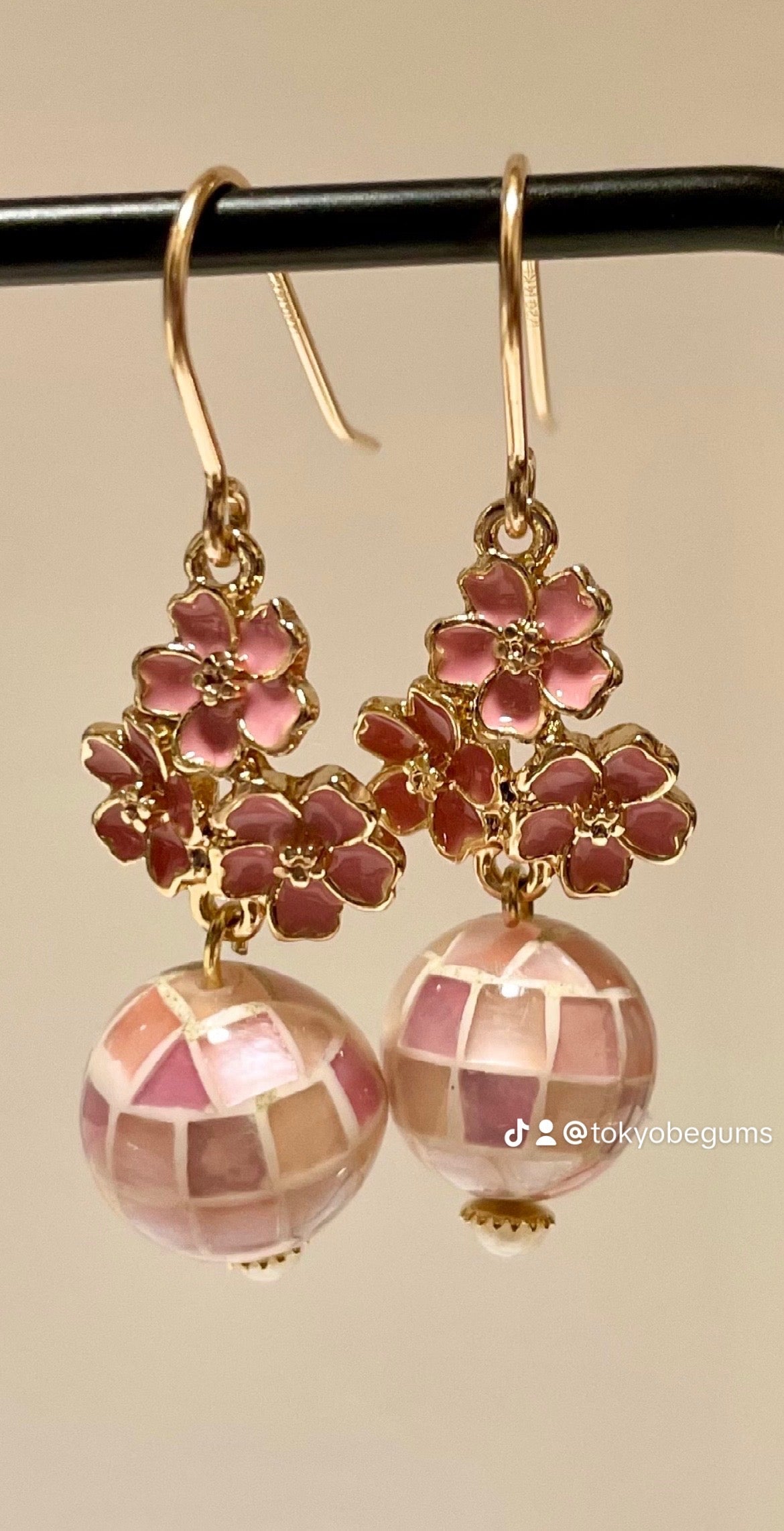 Mosaic shell and metal flower earrings モザイクシェルとメタルフラワーイヤリング TokyoBegums