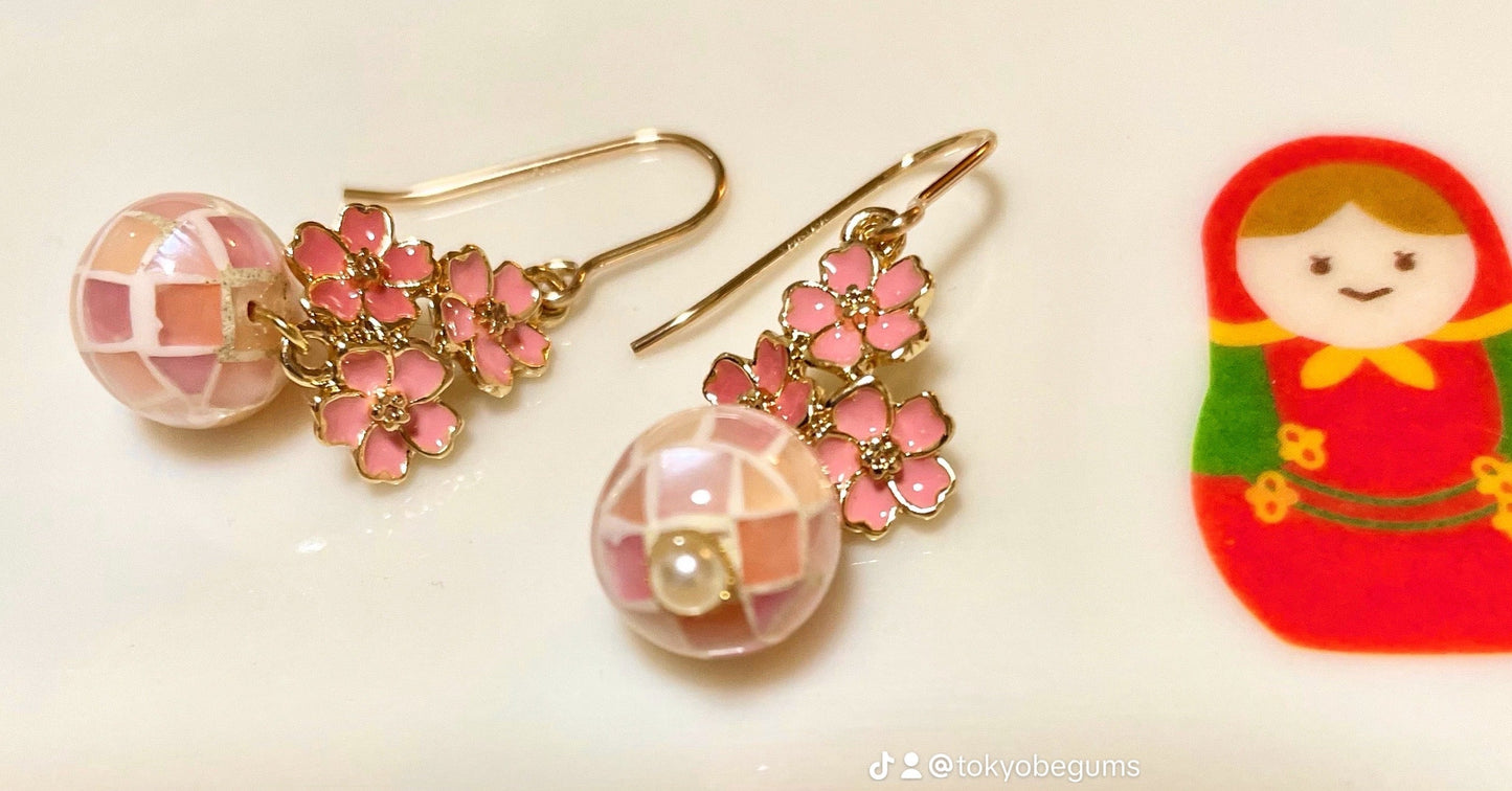 Mosaic shell and metal flower earrings モザイクシェルとメタルフラワーイヤリング TokyoBegums